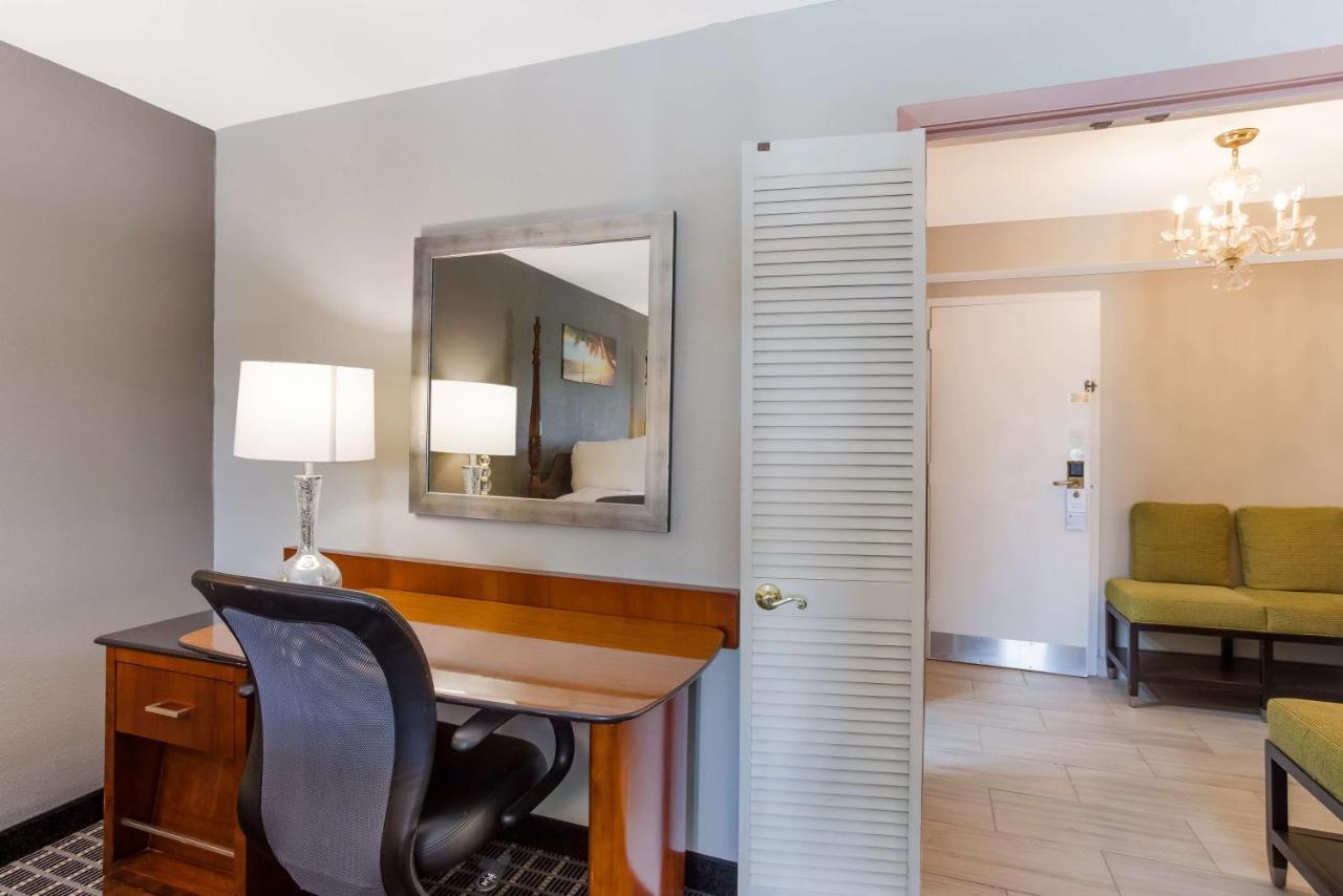 Surestay Plus Hotel By Best Western Greenwood Εξωτερικό φωτογραφία