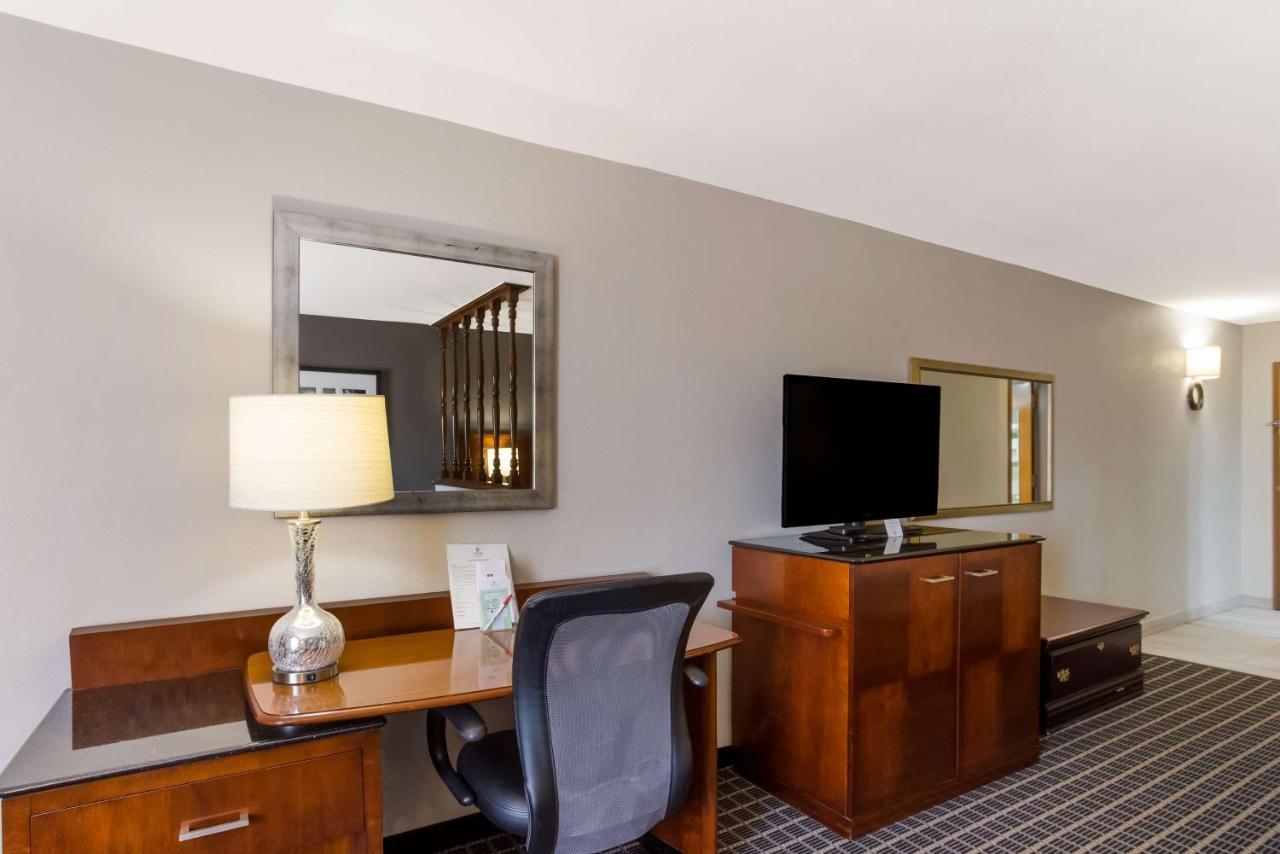Surestay Plus Hotel By Best Western Greenwood Εξωτερικό φωτογραφία