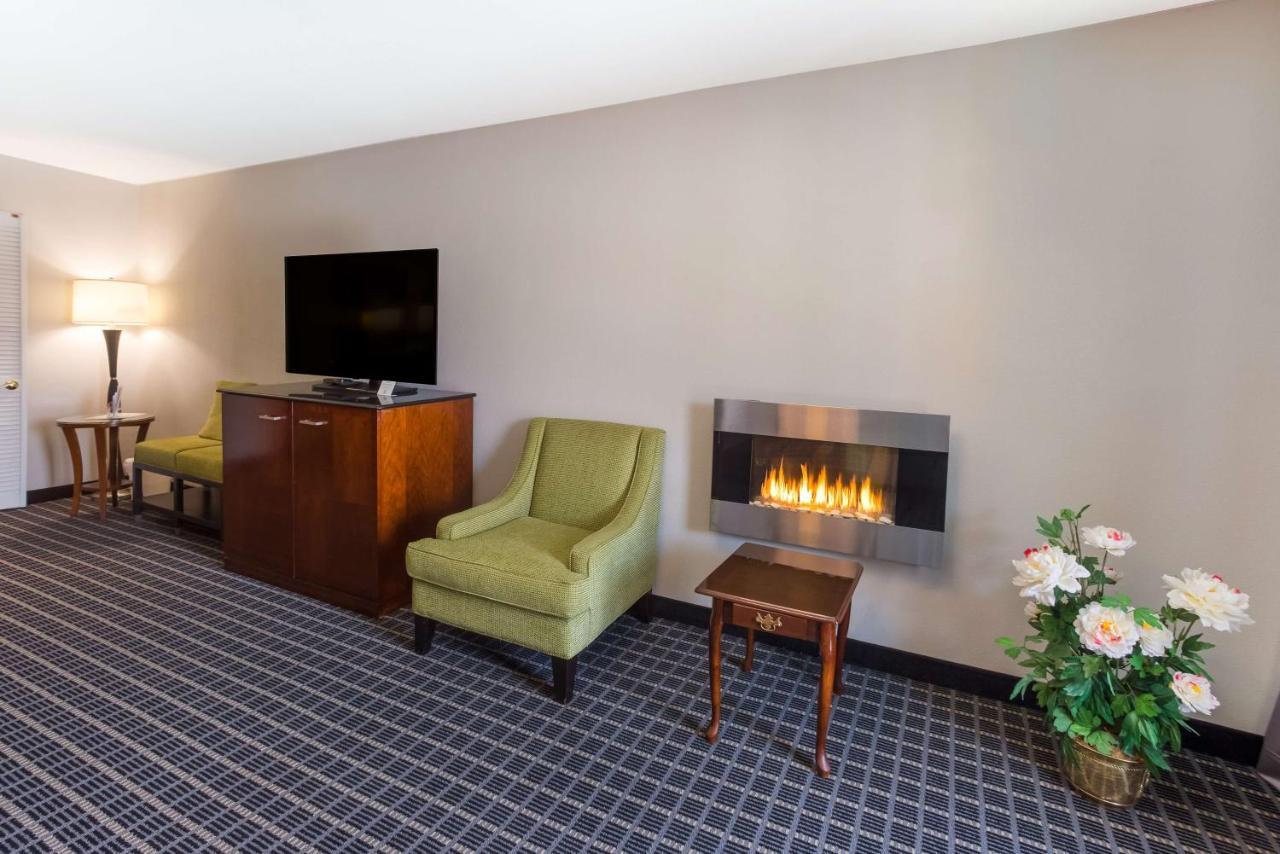 Surestay Plus Hotel By Best Western Greenwood Εξωτερικό φωτογραφία