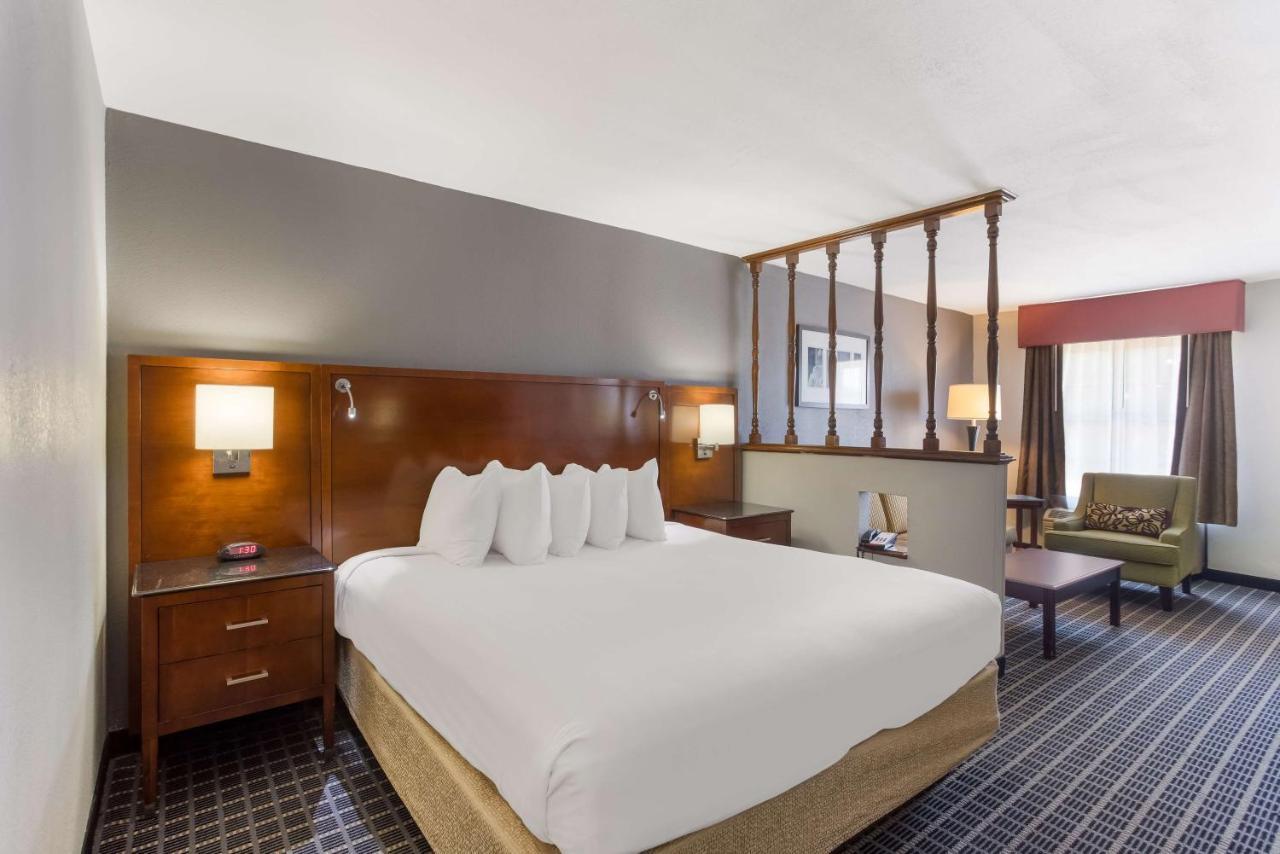 Surestay Plus Hotel By Best Western Greenwood Εξωτερικό φωτογραφία
