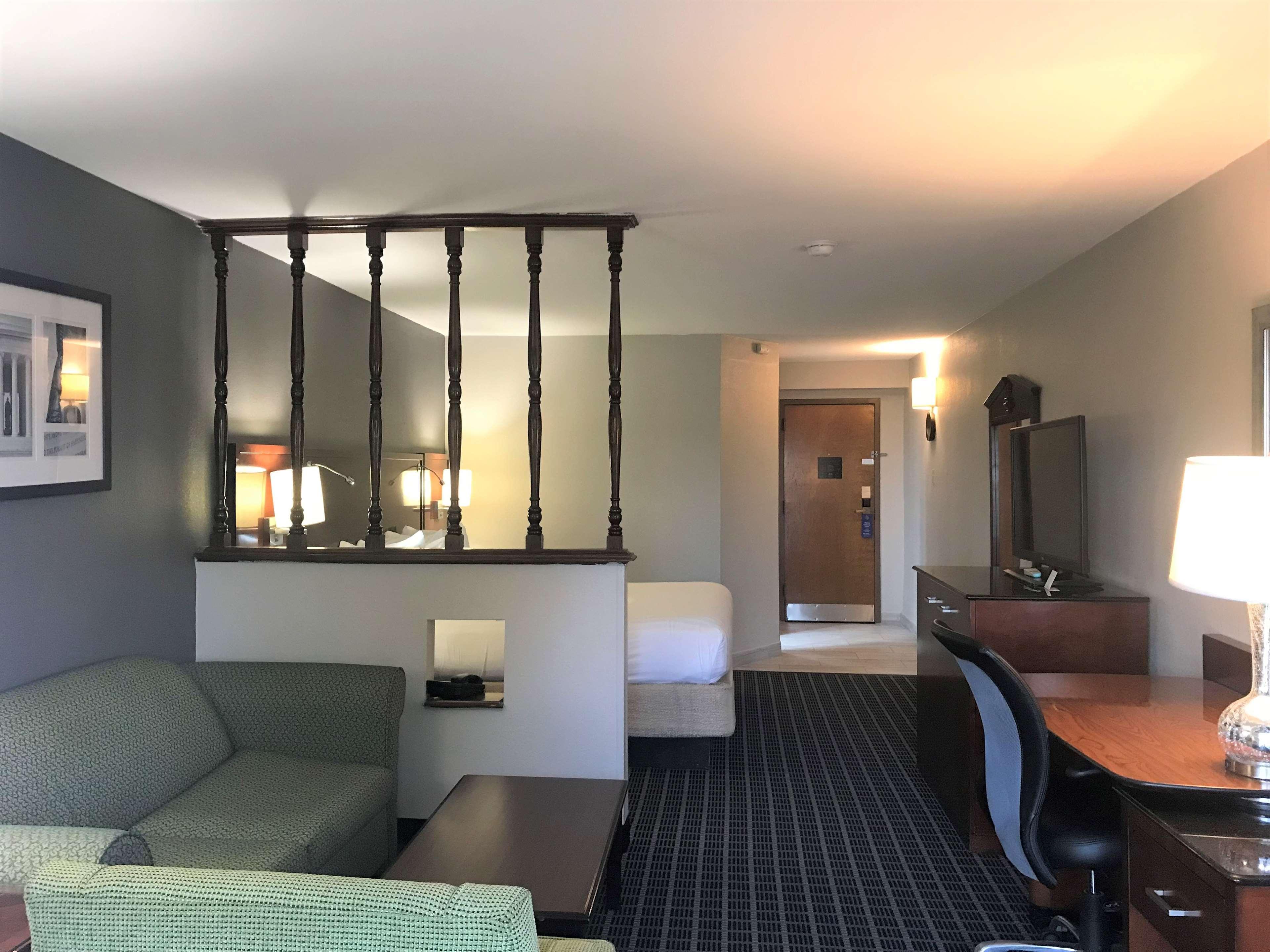 Surestay Plus Hotel By Best Western Greenwood Εξωτερικό φωτογραφία