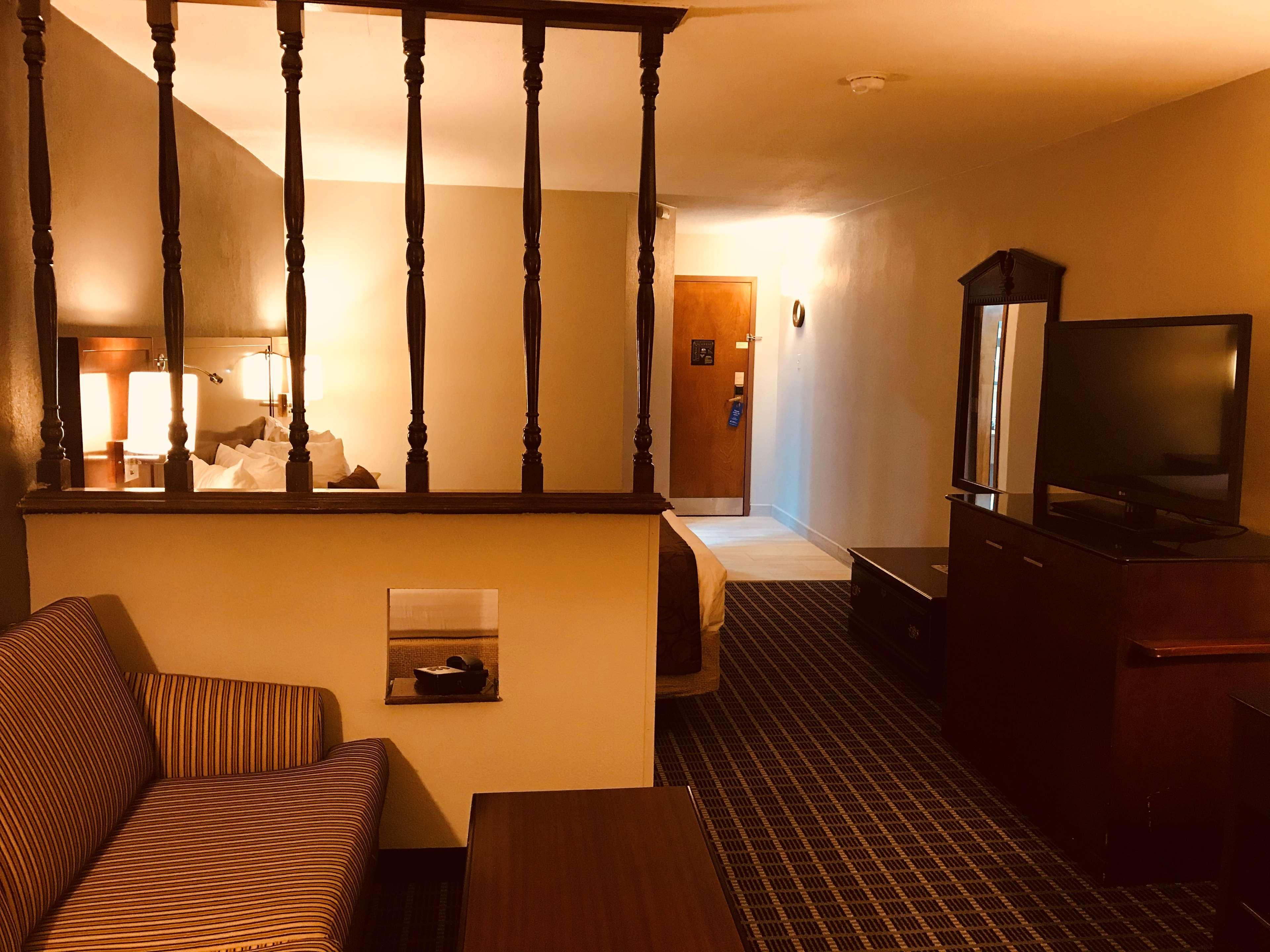 Surestay Plus Hotel By Best Western Greenwood Εξωτερικό φωτογραφία